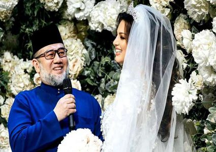 ملك ماليزيا السابق يطلق ملكة جمال موسكو