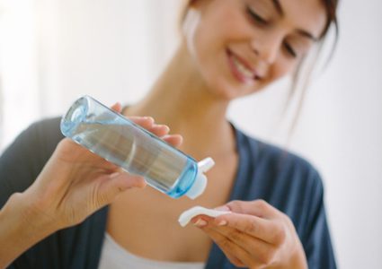 مناديل إزالة المكياج تضر بشرتك