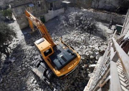 أهالي واد الحمص ينصبون خياماً قرب المباني التي هدمها الاحتلال