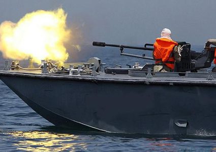 زوارق الاحتلال تستهدف الصيادين في بحر قطاع غزة