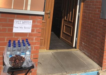 بسبب موجة الحرّ..مساجد إنجلترا تقدم الماء البارد والفواكة للمارّة