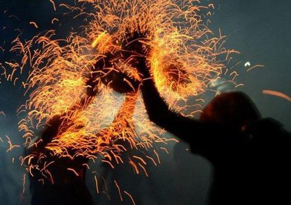 إصابة طفل 11 عاماً بجروح خطيرة نتيحة عبثه بالألعاب النارية