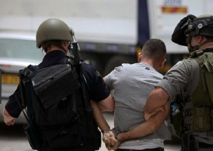 الاحتلال يعتقل شابين ويفرض غرامة والحبس المنزلي على طفلة