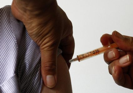 بريطانيا.. عائلات مُسلمة ترفض لقاح محرّم لتطعيم أطفالها