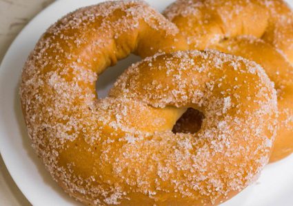 بريتزل بالقرفة والسكر