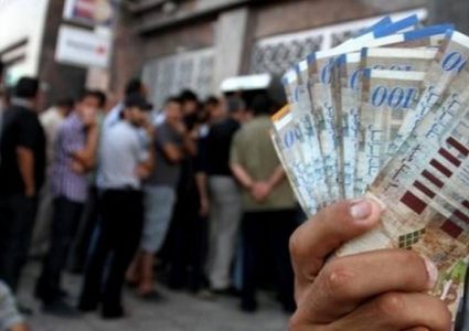 الحكومة تعلن موعد ونسبة صرف رواتب الموظفين في الضفة وغزة