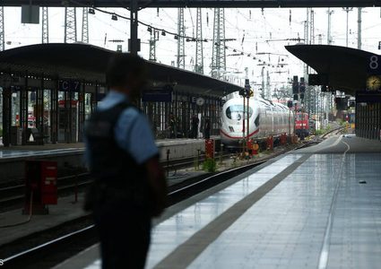 رجل يقتل طفلا بطريقة بشعة في محطة قطارات