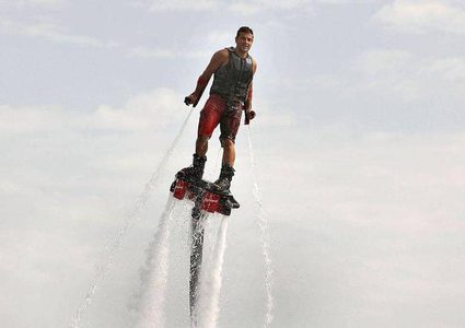 مغامرة جنونية" جديدة لرجل "اللوح الطائر"