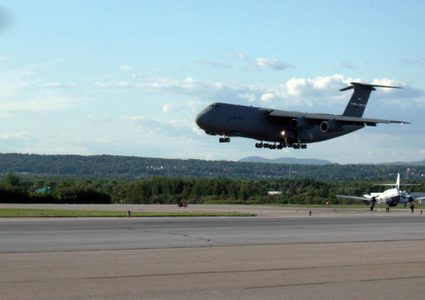 أضخم طائرة أمريكية تحترق بعد هبوطها