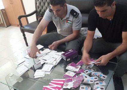الضابطة الجمركية تضبط 555 شريحة اتصال إسرائيلية بالخليل