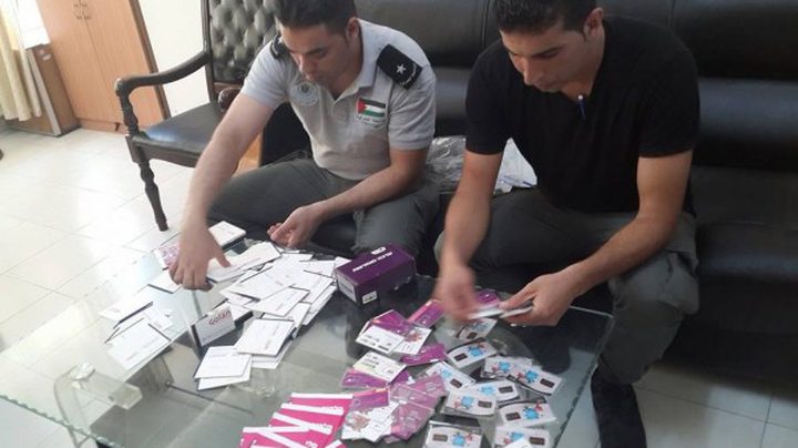 الضابطة الجمركية تضبط 555 شريحة اتصال إسرائيلية بالخليل