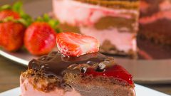 كيك الفراولة والآيسكريم