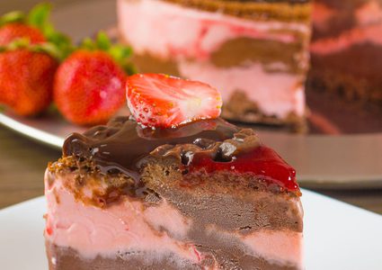 كيك الفراولة والآيسكريم