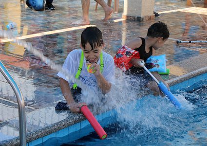 أطفال بترت أطرافهم يتعلمون السباحة خلال مخيم صيفي جنوب القطاع