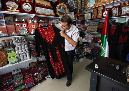 احياء يوم الزي الفلسطيني في قطاع غزة