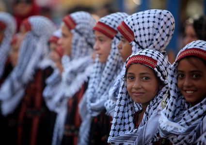 فتيات يرتدين الزي التقليدي أثناء مشاركتهن في مسيرة بمناسبة يوم الزي الفلسطيني ، اليوم الثلاثاء ،في مدينة غزة