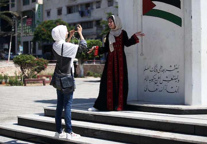 فتيات يرتدين الزي التقليدي أثناء مشاركتهن في مسيرة بمناسبة يوم الزي الفلسطيني ، اليوم الثلاثاء ،في مدينة غزة