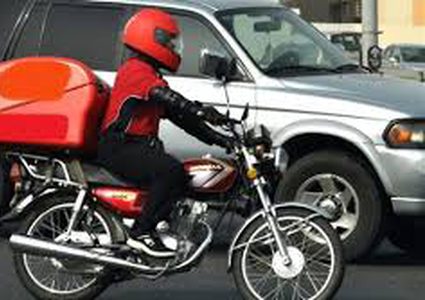 عامل التوصيل يتذوق طعامكم؟