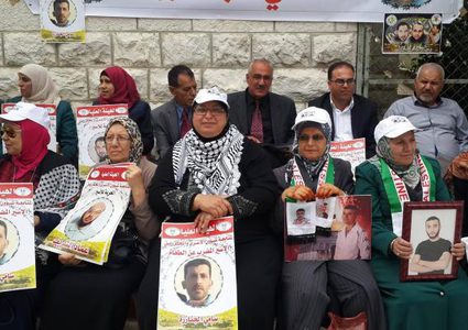 وقفة تضامنية مع الأسرى الإداريين المضربين عن الطعام