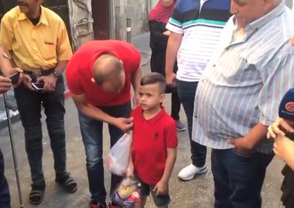 عشرات المقدسيين يرافقون الطفل عليان لمركز التحقيق