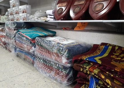 حماس تفرض ضرائب جديدة على سجاد الصلاة والقرطاسية