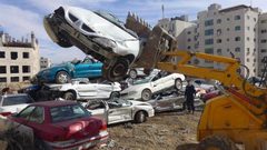 جنين: الشرطة تتلف "144" مركبة غير قانونية