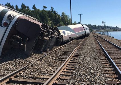 لحظة خروج قطار شحن عن مساره