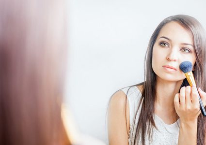 بشرتك جافة؟ إليك خطوات مكياج رائعة