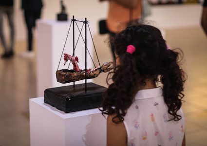 معرض فني للتناقضات التأملية في غزة