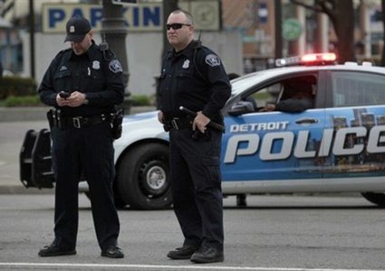 أمريكي يقتحم مركز الشرطة ويطلب إطلاق النار عليه