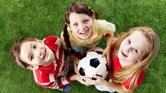 ما هي فوائد لعب الأطفال رياضة كرة القدم ؟