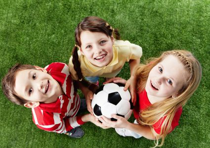 ما هي فوائد لعب الأطفال رياضة كرة القدم ؟