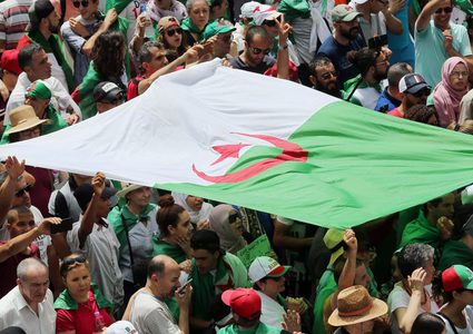 الجزائر: جدل في الشارع بعد نبأ فرار وزيرة الى فرنسا متهمة بالفساد