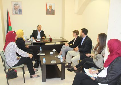 محافظ نابلس يفتتح مكتباً للمحافظة في البلدة القديمة