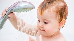 عادات خاطئة أثناء استحمام الطفل