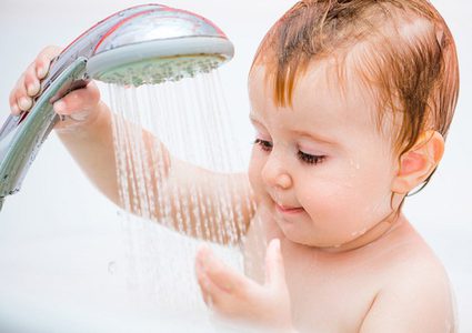 عادات خاطئة أثناء استحمام الطفل