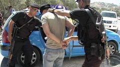 الشرطة تقبض على شخصين بتهمة التشهير والابتزاز الالكتروني في أريحا