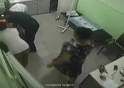 طبيب يعيد طفلا إلى الحياة أمام أعين والديه