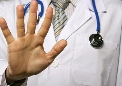 مواطن يعتدي على طبيب بمركز صحي في غزة