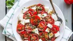 الطماطم المتبلة بالموزاريلا