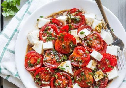 الطماطم المتبلة بالموزاريلا