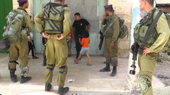 الاحتلال يصيب طفلاً خلال مطاردته ويعتقل شاباً في القدس