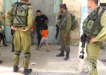 الاحتلال يصيب طفلاً خلال مطاردته ويعتقل شاباً في القدس