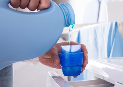 كيف يمكن للمنظفات التأثير سلباً على البشرة؟