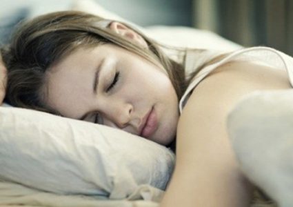 أبرز الأضرار الصحية للنوم على البطن