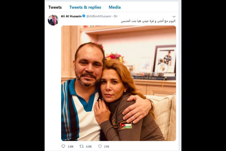 الأمير علي بن الحسين ينشر صورة له مع الأميرة هيا