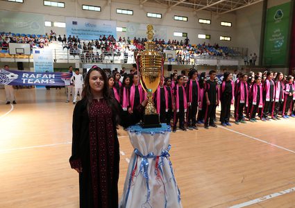 يحضر الأطفال في شمال مدينة غزة ، الحفل الختامي للمخيمات الصيفية الذي تنظمه وكالة الأمم المتحدة لإغاثة وتشغيل اللاجئين الفلسطينيين (الأونروا) ، في شمال مدينة غزة 
يذكر أن المخيمات الصيفية تستمر لمدة خمسة أسابيع ، وتقدم مجموعة واسعة من الأنشطة مثل الرياضة ، الألعاب والفنون والرقص.