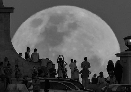 القمر الأسود يظهر الليلة