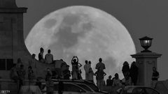 القمر الأسود يظهر الليلة