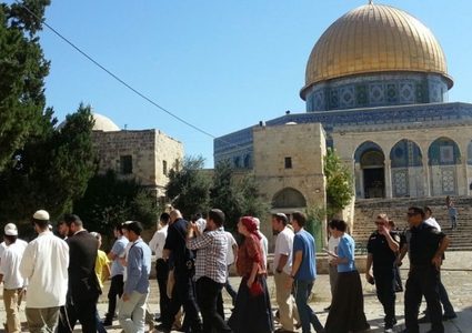 عشرات المستوطنين يقتحمون الأقصى بحماية قوات الاحتلال